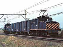 前後にデキ600が付いた三河線の貨物列車