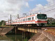 JRの新快速に乗客を奪われないようにグレードアップ車両として投入された1800系