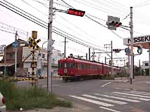 ちょっと変わった踏切を渡る5500系4連