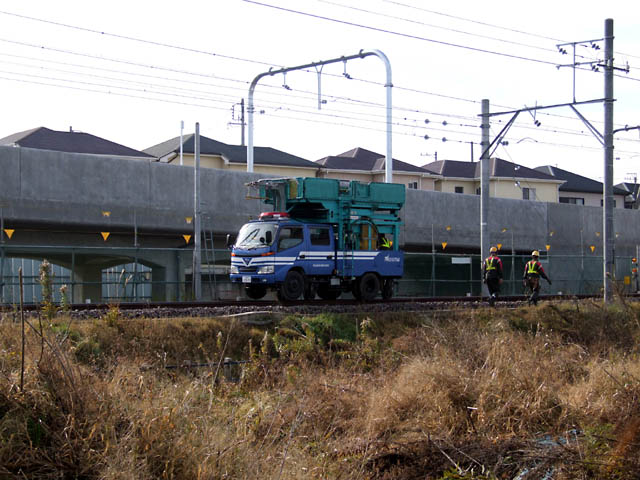仮線の架線撤去作業を行うため白昼移動中の陸軌車