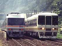 渚駅で顔を合わせたキハ85系「ひだ」とキハ8500系「北アルプス」