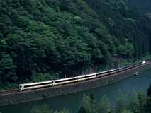 緑深き中山七里、福来(信)−焼石をゆく「北アルプス・ひだ85号」
