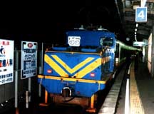 2両のデキ600に夾まれて住み慣れた新川検車区から旅立つ8500系。
