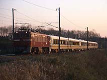 ED75に牽かれて夕闇迫る東北本線の交流区間をゆくキハ8500系