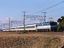 快晴の下、JR貨物色のEF651055が牽くキハ8500系