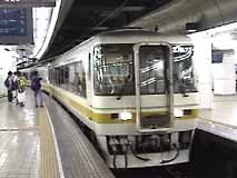 地下駅である新名古屋に気動車の列車が発着するのも珍しい事例であった。