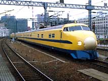 東京駅へ到着する旧ドクターイエロー922形