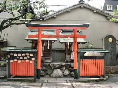 䏊{