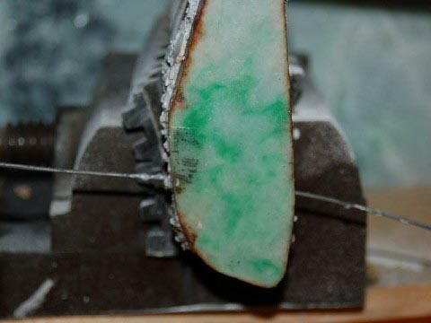 卯堂 勾玉 独眼侍 手磨き1点物 糸魚川翡翠 透過する原石から加工