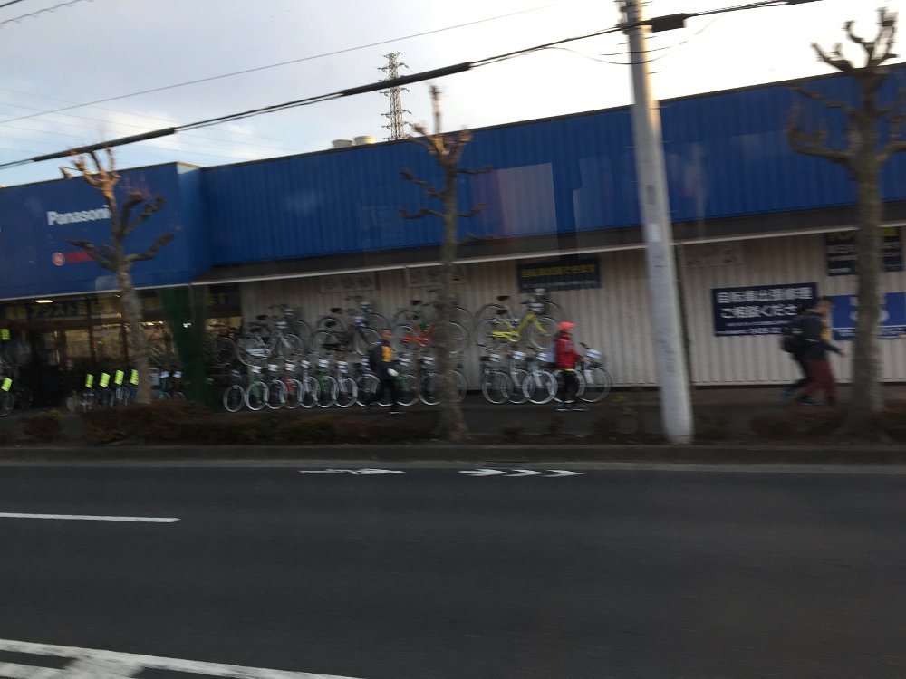 帰路のバスから まだ歩いている人が 