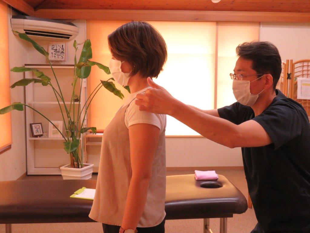 施術後に肩まわりの状態を確認している様子