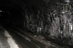 釜トンネル内の手掘り部分