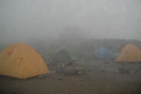 暴風雨のテント場