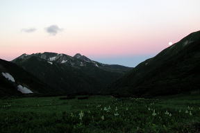 笠ヶ岳と夜明けの月