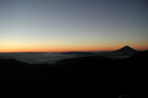 富士山と甲府の夜明け