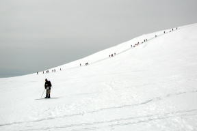 熊野岳斜面を下る
