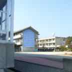 東門側（手前から南舎／中舎／北舎）2009.1.