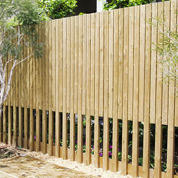 木の塀、縦格子のウッドフェンス、木べえさん。40×85角平並べ 目隠しフェンス H2000 ヒノキ
