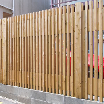 木の塀、縦格子のウッドフェンス、木べえさん。40×85角と42角 小間入格子フェンス H1800 ヒノキ