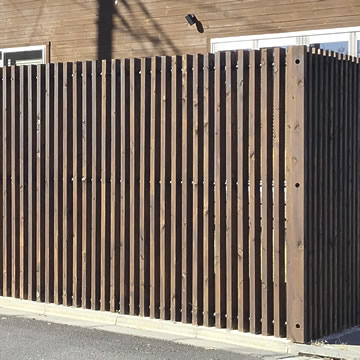 木の塀、縦格子のウッドフェンス、木べえさん。40×85角 格子フェンス H1000 ヒノキ 塗装