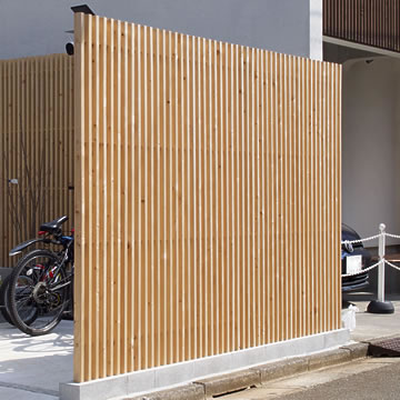 木の塀、縦格子のウッドフェンス、木べえさん。30×60角 格子フェンス H2000 ヒノキ