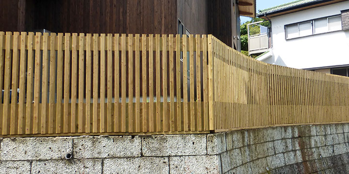 リバーシブルな木製フェンス、縦格子、目隠し