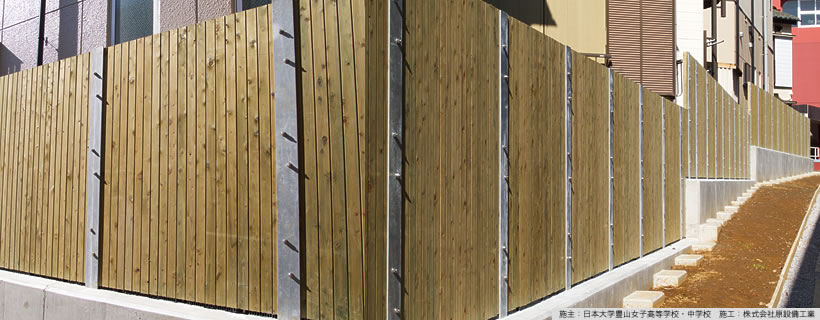 木の塀、縦格子のウッドフェンス、木べえさん、施工方法。56角材パネルを鋼材支柱にはめ込む、東京都推奨仕様