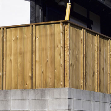 木の塀、縦格子のウッドフェンス、木べえさん。40×85角と30×120板 目隠しフェンス 笠木付き H1230 ヒノキ、設置後4ヶ月の黄褐色になった様子
