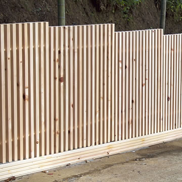 木の塀、縦格子のウッドフェンス、木べえさん。30×60角 格子フェンス ヒノキ 舗装面に設置
