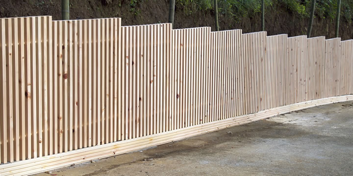 木の塀、縦格子のウッドフェンス、木べえさん、施工方法。30*56角 ヒノキの縦格子。傾斜のある舗装面に施工。