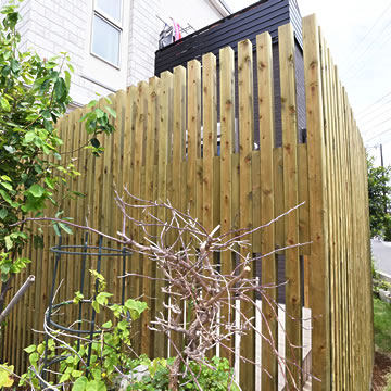 木の塀、縦格子のウッドフェンス、木べえさん。56角と42角 小間入格子フェンス H2200 ヒノキ