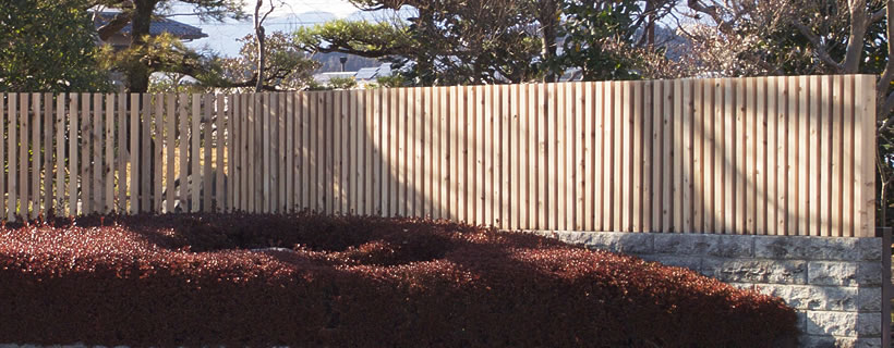 木の塀、縦格子のウッドフェンス、木べえさん、施工方法。既設のブロック塀の上にアンカーピンで立てた事例。