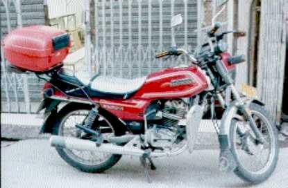 確かにそのままだと座れなくなるよなぁ。広州のバイクはほとんどこの形。