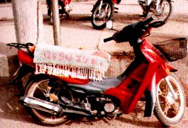 読みにくいけど"125SUZUKI”って・・・。これスズキのバイクちゃうやん!!