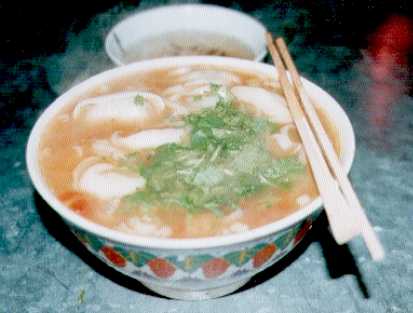 麺はお米から。これはワンタンも入ってるよん。