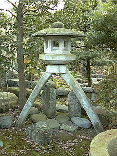 石灯籠　大型 脚付型石燈籠