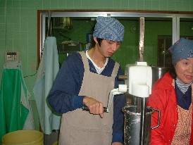 �E�C���i�[���l�߂鋞�s����̎Q���҂S