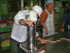 �E�C���i�[���l�߂鋞�s����̎Q���҂R