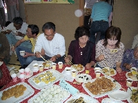 試食する参加者の写真