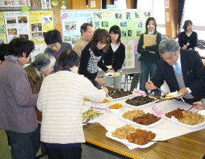 試食を取り分ける参加者の写真