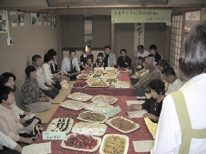 料理が並んでいよいよ開会という会場の様子