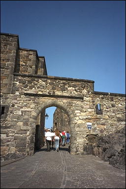 Photo: Foog's Gate, Edinburgh Castle