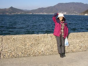 内海湾を背景に