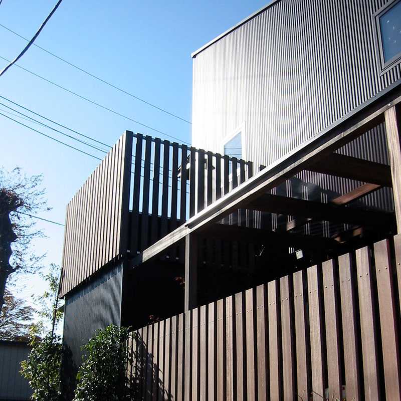 藤沢・柄沢　ぬれ縁のある黒の家の写真