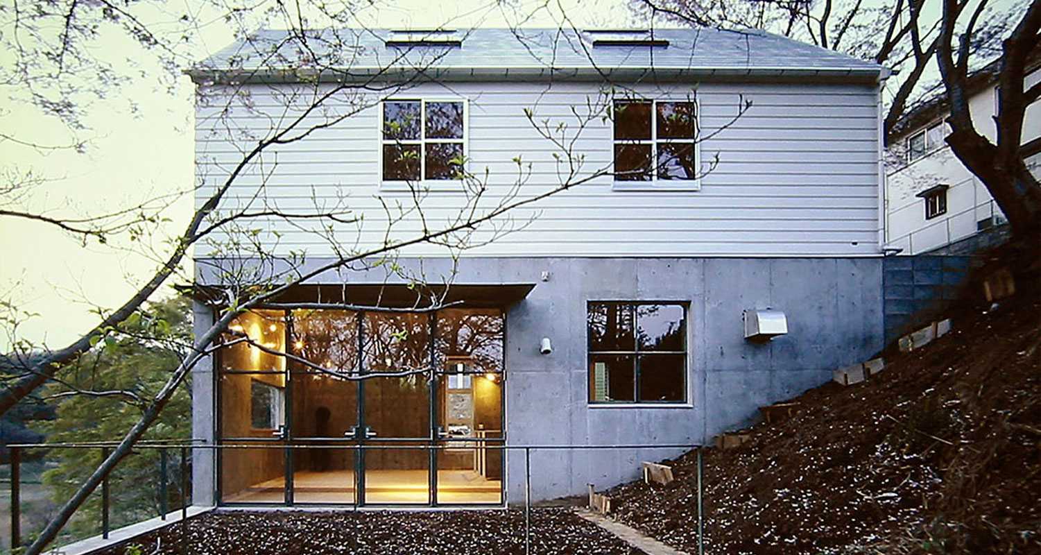 大磯　傾斜地の家　コンクリート打放と白い板張りの外観写真