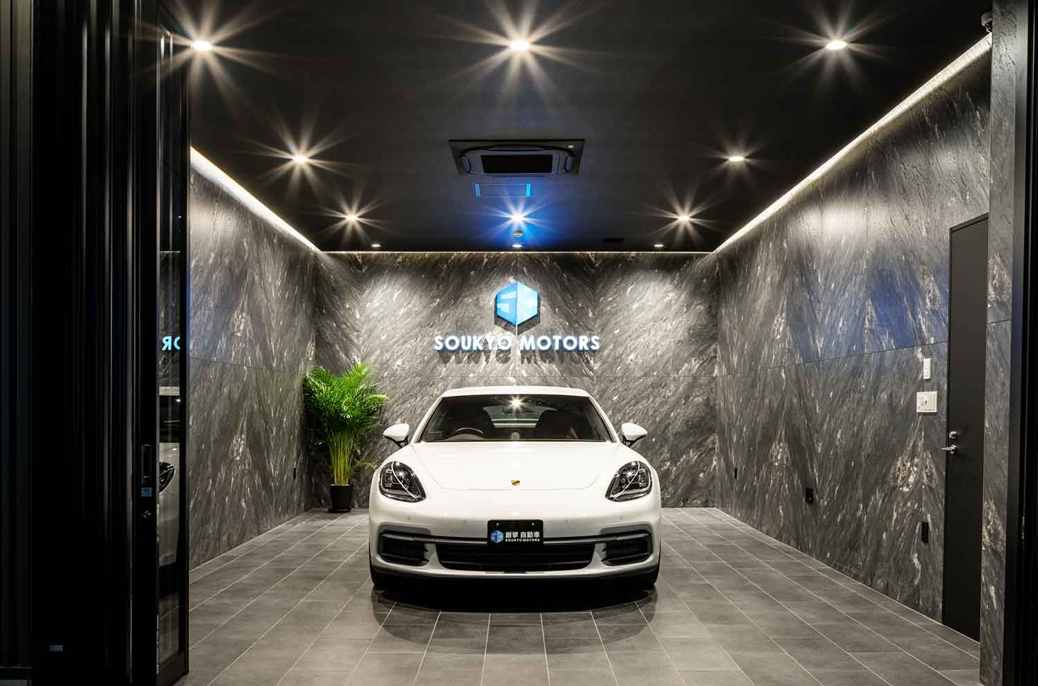 八潮・自動車整備工場　SOUKYO MOTORS納車室の写真