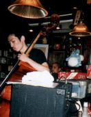 ベースの江上友彦とドラムの佐々木豊。