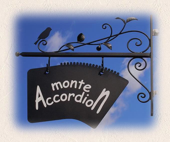 monte accordion sign