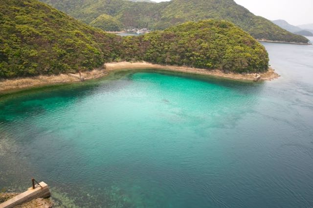 橋のたもと