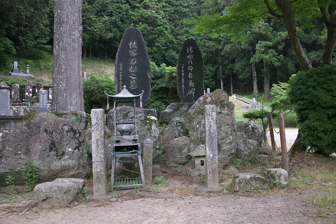 森の石松の墓